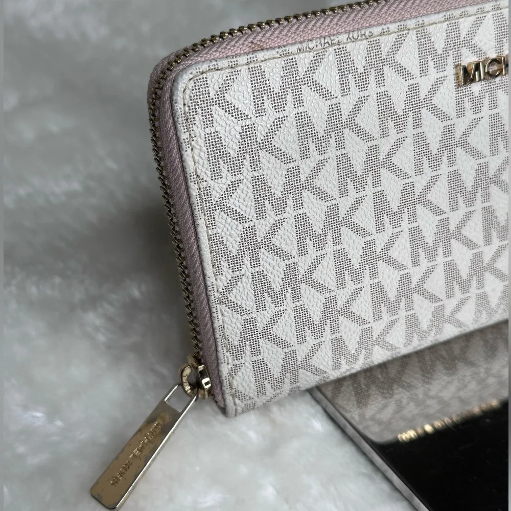 Michael Kors Jet Set Travel Zippy Wallet - Picture 4 of 14